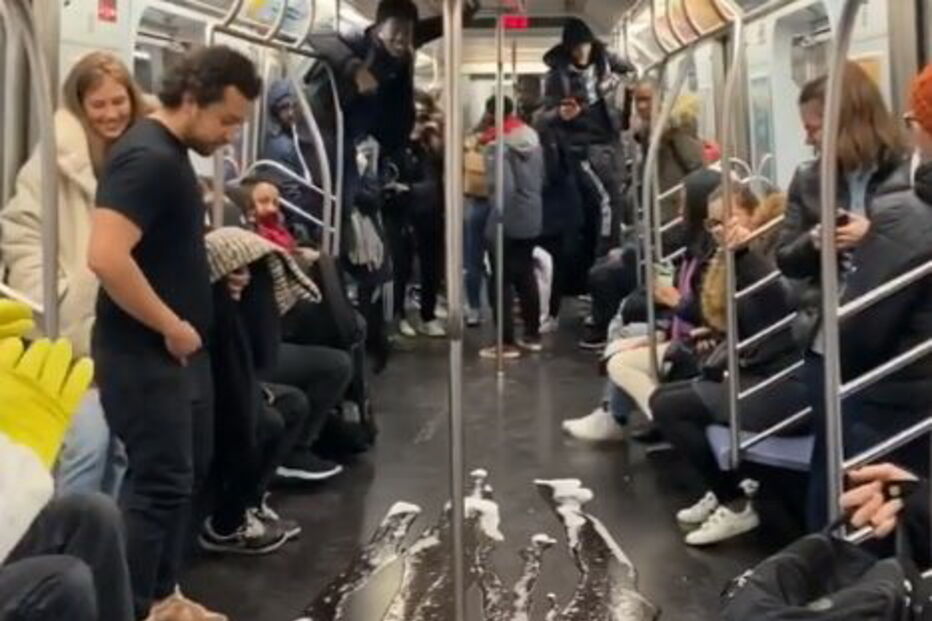 Jovens fingem espalhar coronavírus em carruagem de metro e lançam pânico entre passageiros