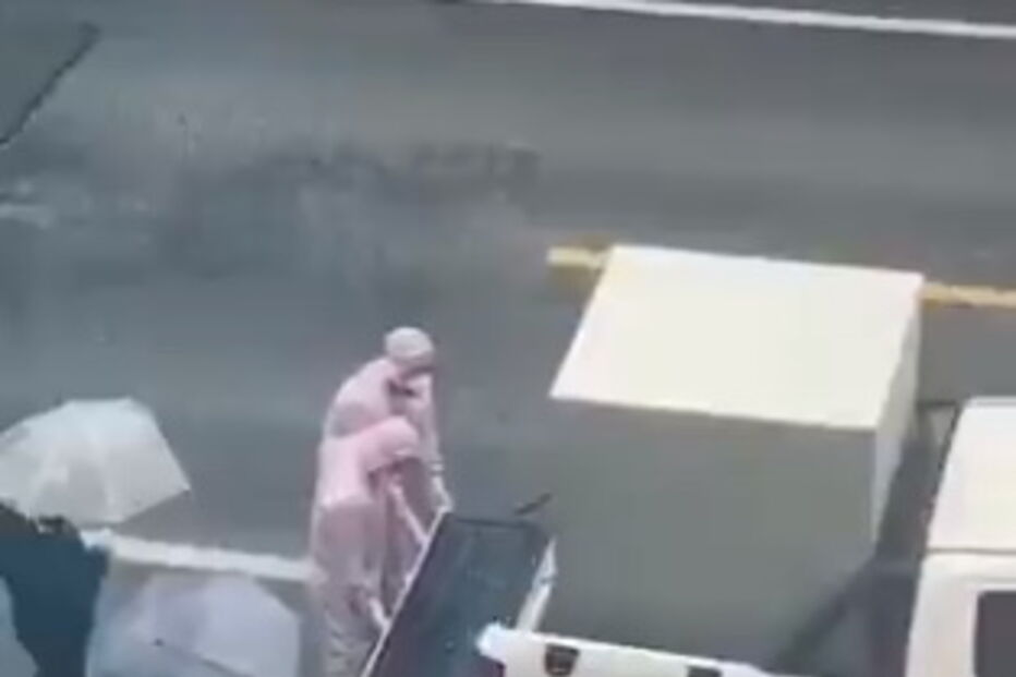 Vídeo mostra mulher suspeita de estar infetada com coronavírus colocada à força em contentor de metal 