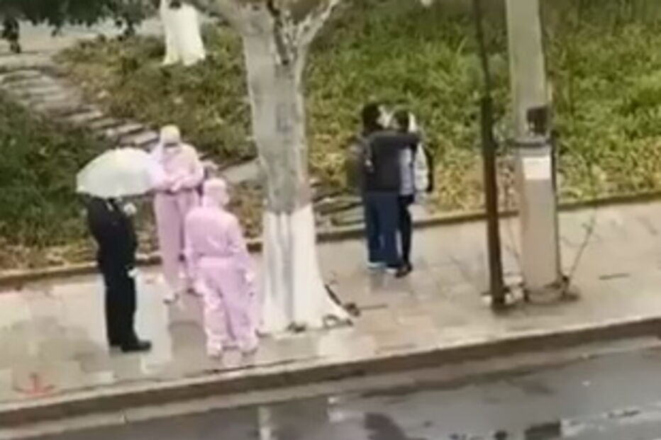 Vídeo mostra mulher suspeita de estar infetada com coronavírus colocada à força em contentor de metal 