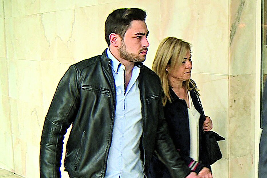 Mãe e filho chegaram de mãos dadas ao tribunal