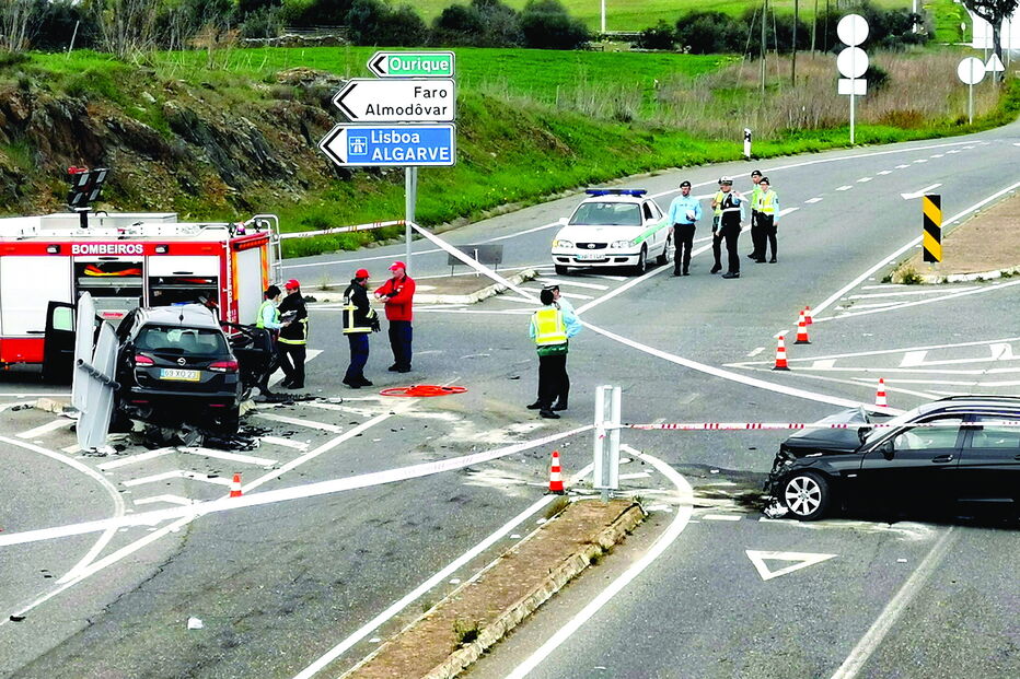 Colisão entre duas viaturas junto a Castro Verde provocou a morte a duas mulheres e deixou ainda mais quatro pessoas feridas, duas em estado grave 