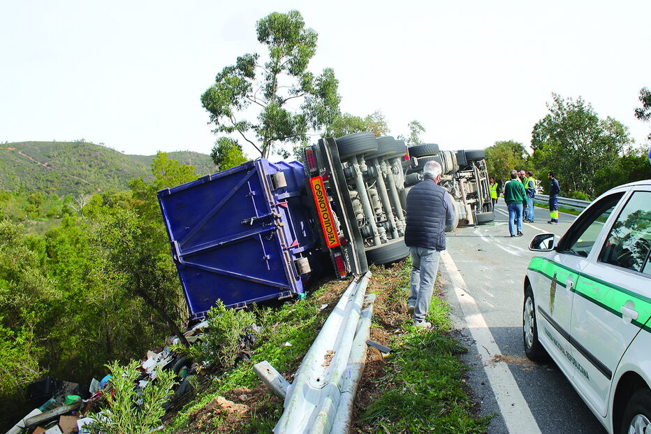 Veículo pesado ficou tombado