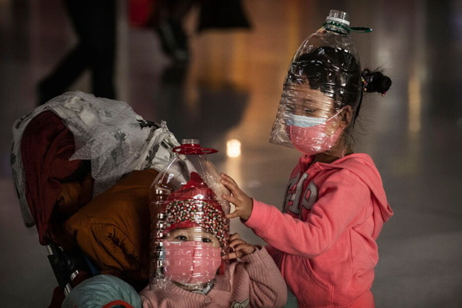 Chineses cobrem cabeça com garrafões para se protegerem do coronavírus