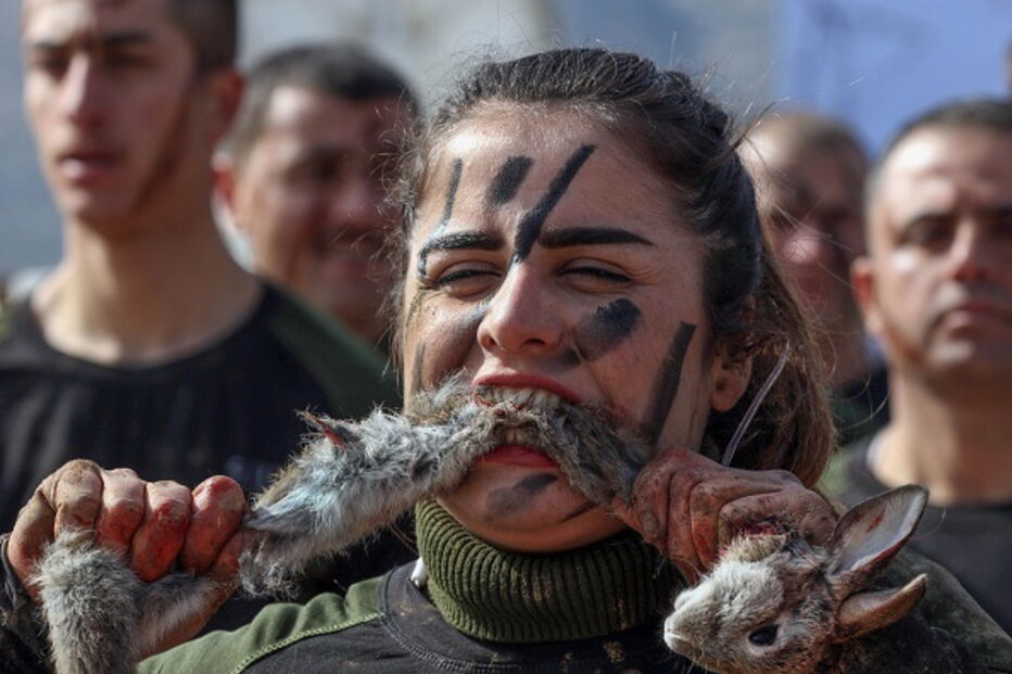 Peshmerga a comer cobras e coelhos vivos 