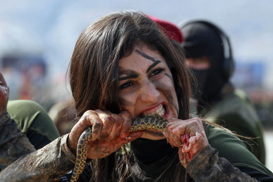 Peshmerga a comer cobras e coelhos vivos 