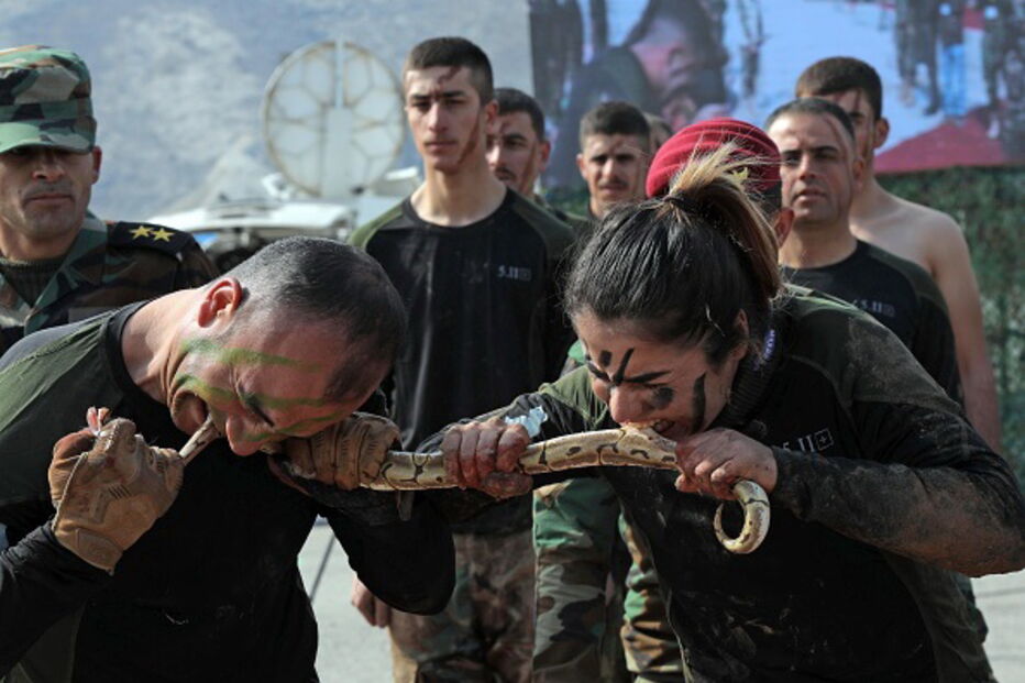 Peshmerga a comer cobras e coelhos vivos 