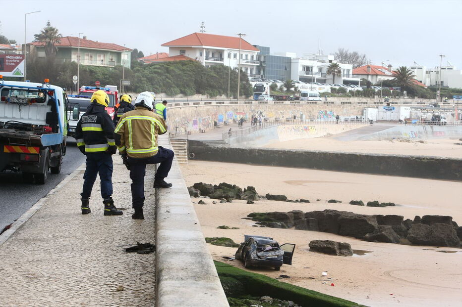 Carro despista-se na Marginal e cai na praia de Carcavelos