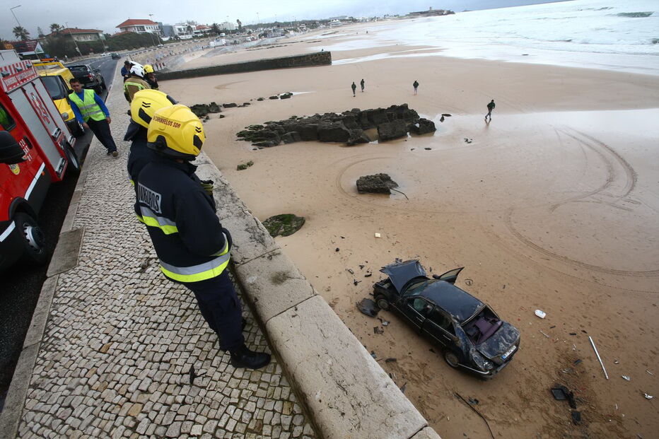 Carro despista-se na Marginal e cai na praia de Carcavelos