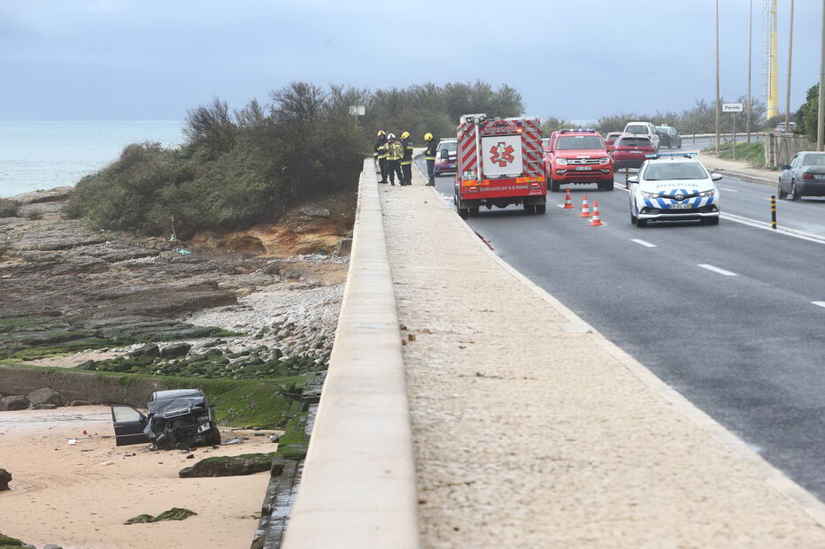 Carro despista-se na Marginal e cai na praia de Carcavelos