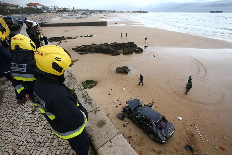 Carro despista-se na Marginal e cai na praia de Carcavelos