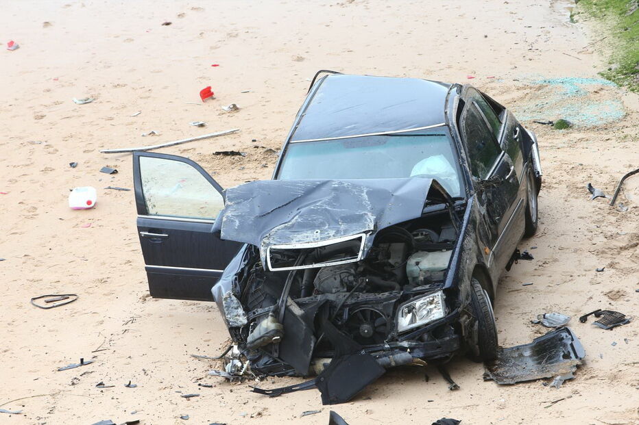 Carro despista-se na Marginal e cai na praia de Carcavelos