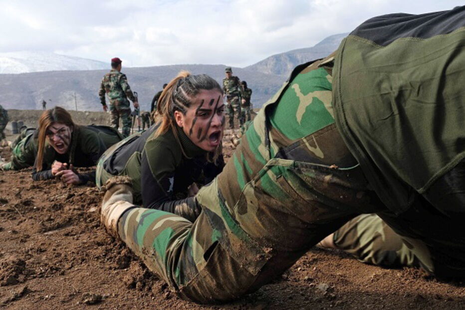 Peshmerga a comer cobras e coelhos vivos	