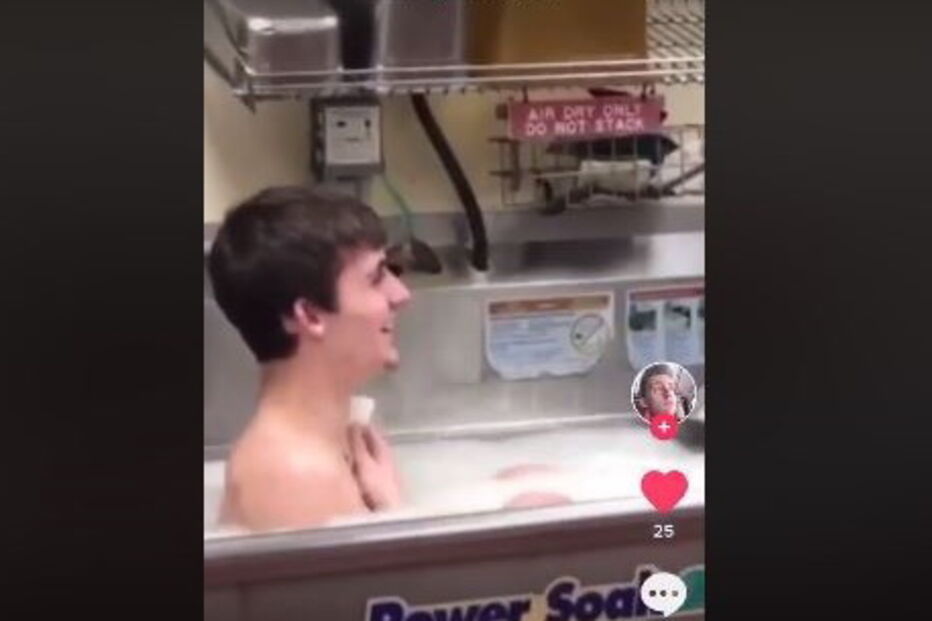 Vídeo mostra funcionário de restaurante a tomar banho no lavatório