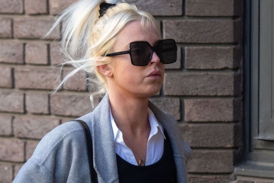 Mulher bêbeda tenta abrir porta de avião