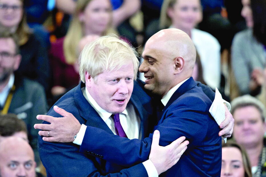 Demissão de Savid Javid (à direita) abalou governo