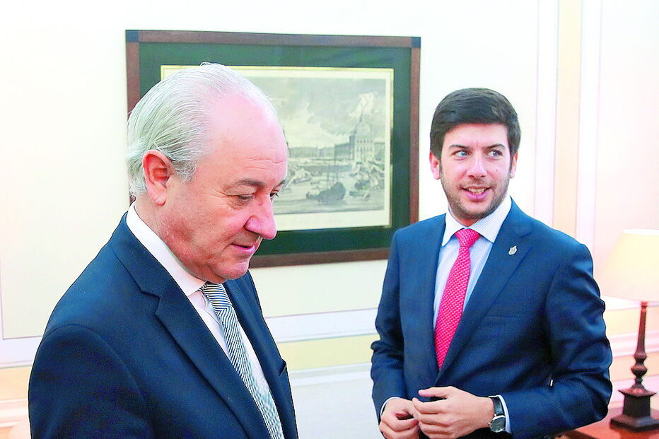 Líderes do PSD, Rui Rio, e do CDS, Rodrigues dos Santos, divergem na questão da eutanásia 