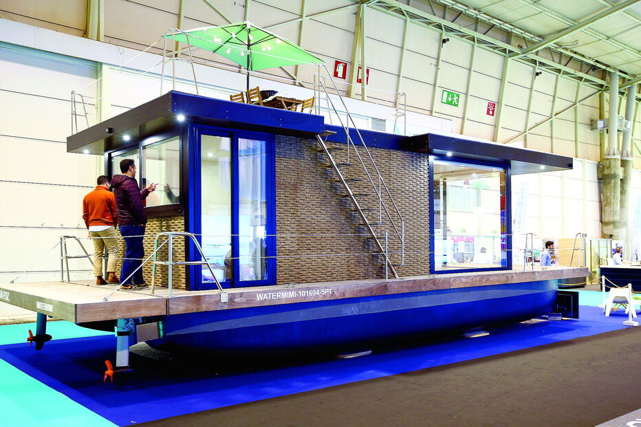 100 000 €: Casa flutuante vocacionada para águas fechadas (rias e albufeiras), é um sucesso de vendas. Em marina, o custo mínimo anual ronda os 600 euros mas é gratuito em postes de amarração. Tem uma estação de tratamento de águas e um motor que a torna independente para mudar de local.