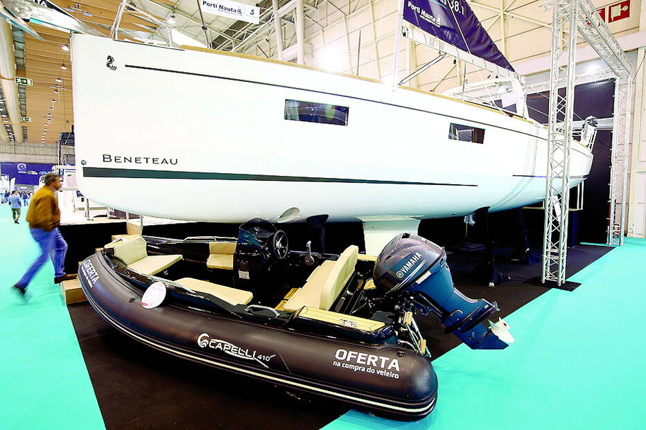 149 000 €  Veleiro. Esta embarcação de 11 metros, com espaço para 10 pessoas, está a ser vendida na feira com a oferta do barco de apoio, que tem um valor comercial de quase 24 mil euros.