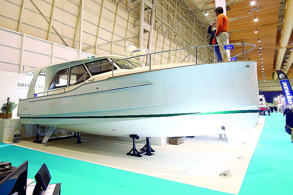 339 000 € Iate. Com seis painéis solares, este híbrido  tem espaço para dormirem quatro pessoas.