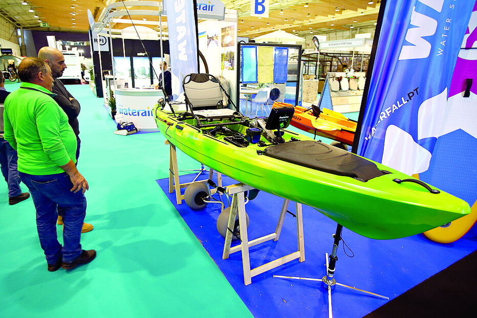 1650 € Caiaque. Outro equipamento exclusivo para a pesca. Tem pedais, capacidade  para duas canas e caixa para peixe.