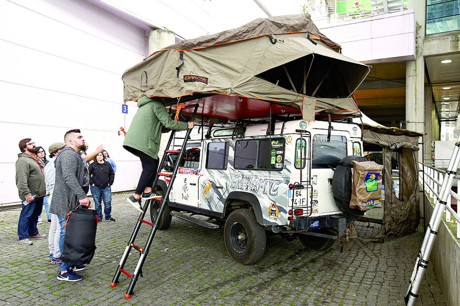 1800 € Tenda. É promovida como o ‘suprassumo’ das tendas para tejadilhos e ideal para quem precisa do conforto de uma cama depois de inúmeras horas ao volante.