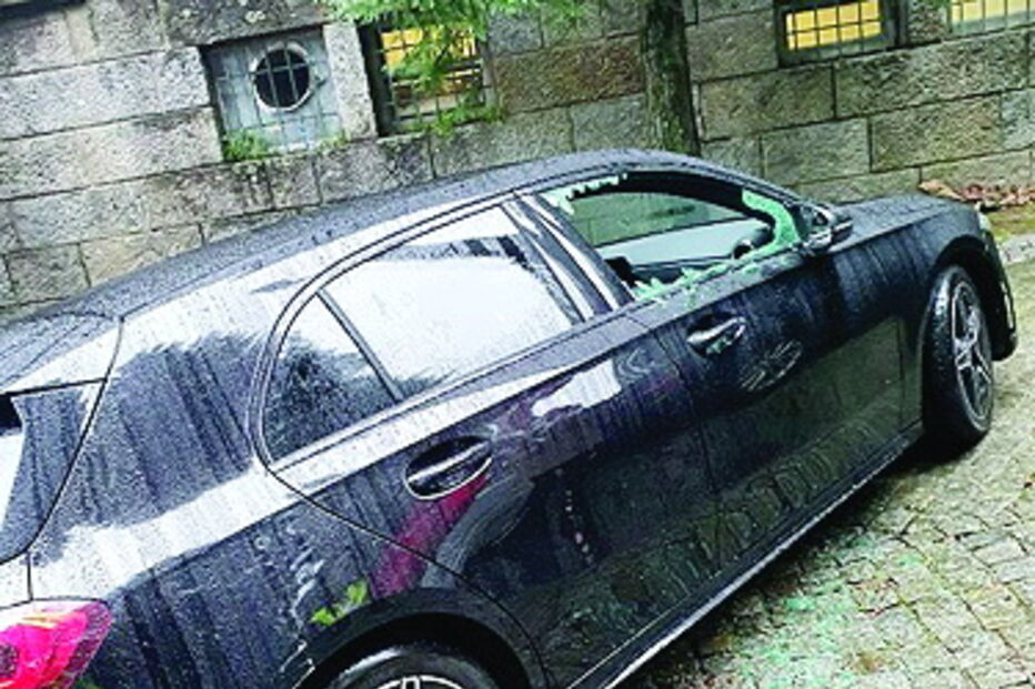 xemplo de automóvel danificado pelos assaltantes