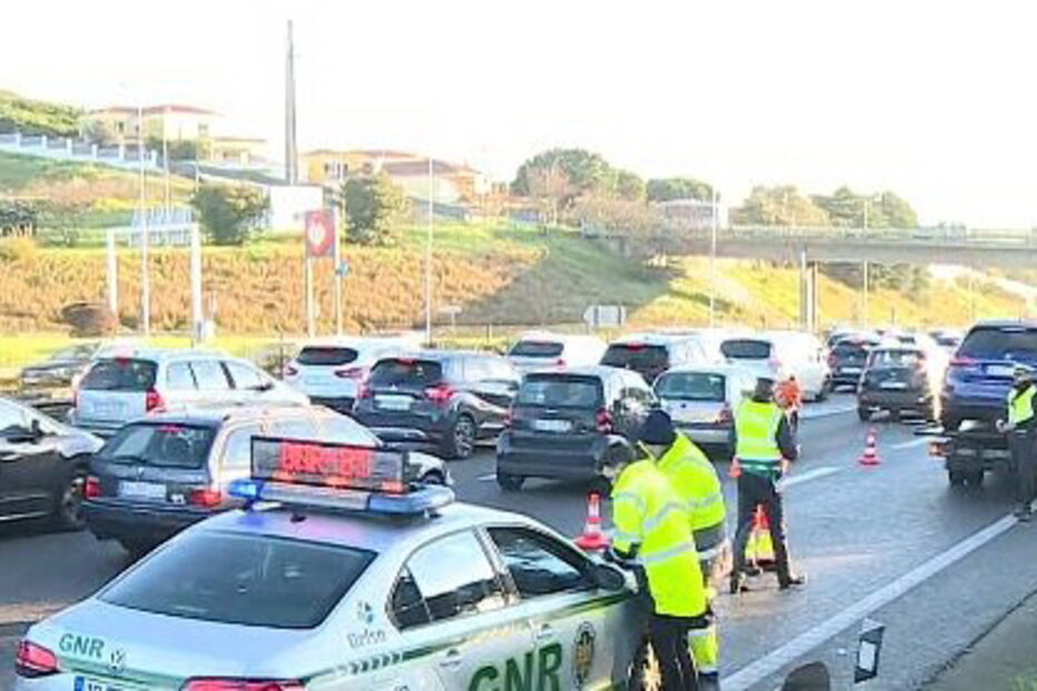 Acidente na A5 em Oeiras condiciona trânsito no sentido Cascais - Lisboa	