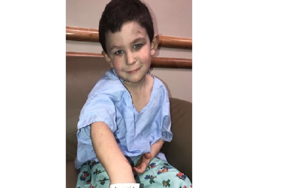 Menino de cinco anos salva irmã de dois anos de casa em chamas 