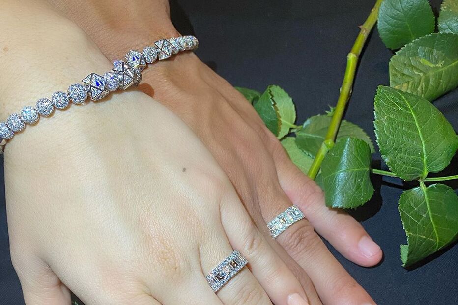 Hulk e Camila trocam alianças