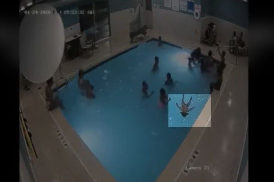 Vídeo mostra criança a afogar-se em piscina durante quatro minutos e ninguém repara 