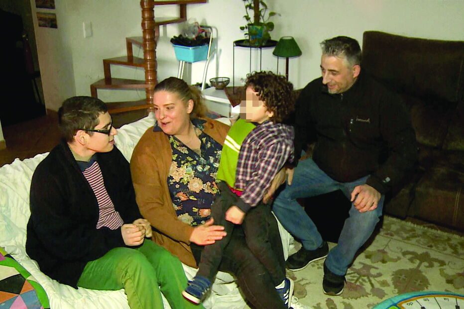 Carla e José com os dois filhos, César, de 23 anos, e Gabriel, de quatro. O jovem e o irmão têm uma deficiência genética  