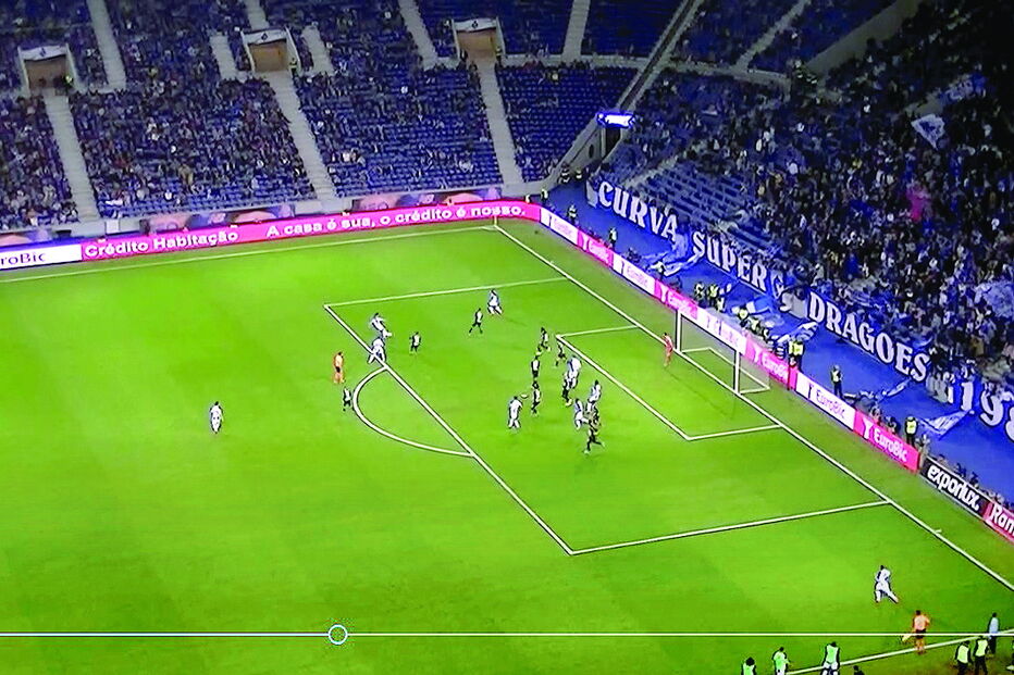 Nesta imagem, em plano aberto, pode ver-se Alex Telles (dir.) em posição irregular no momento em que Nakajima toca a bola 