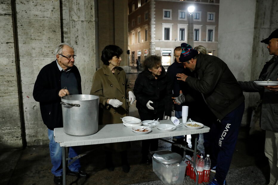 Dino, o 'chef dos pobres' que aos 90 anos cozinha para os sem-abrigo