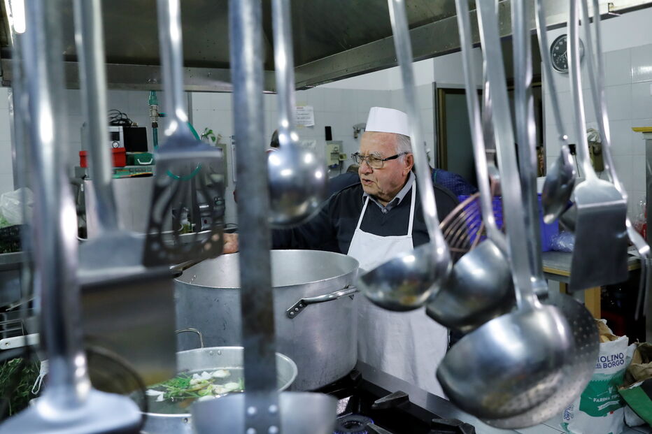 Dino, o 'chef dos pobres' que aos 90 anos cozinha para os sem-abrigo