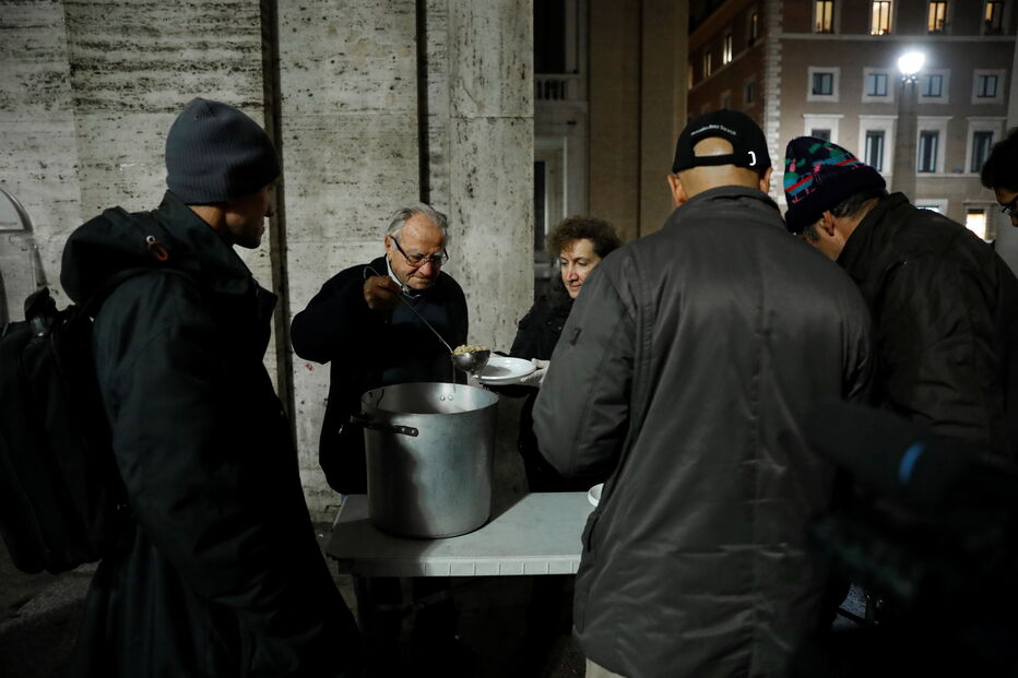 Dino, o 'chef dos pobres' que aos 90 anos cozinha para os sem-abrigo