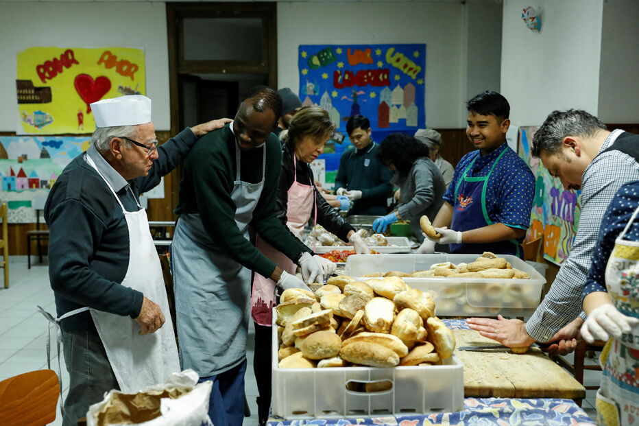 Dino, o 'chef dos pobres' que aos 90 anos cozinha para os sem-abrigo