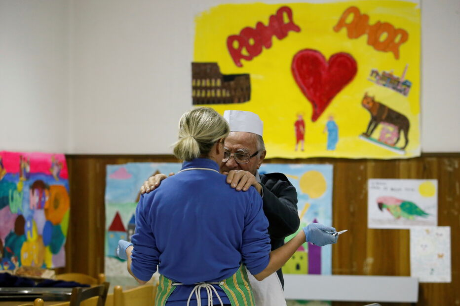 Dino, o 'chef dos pobres' que aos 90 anos cozinha para os sem-abrigo