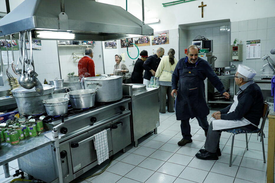 Dino, o 'chef dos pobres' que aos 90 anos cozinha para os sem-abrigo