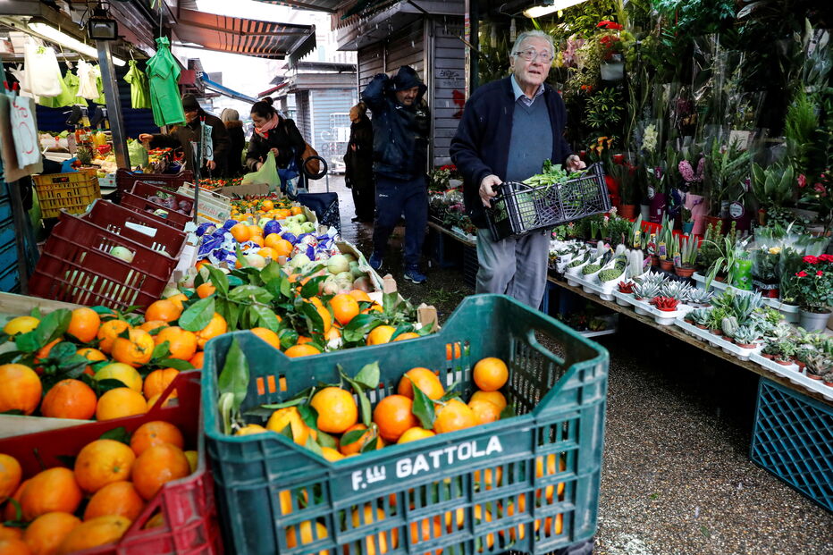 Dino, o 'chef dos pobres' que aos 90 anos cozinha para os sem-abrigo