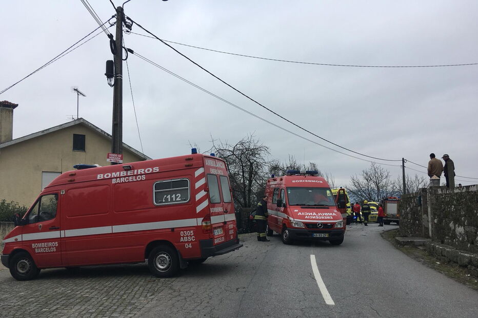 Um morto em colisão entre carro e ambulância em Barcelos