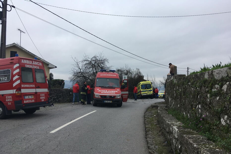 Um morto em colisão entre carro e ambulância em Barcelos	