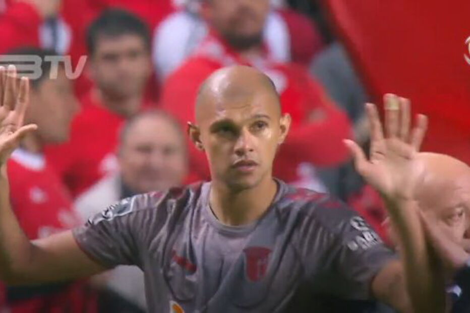 Raúl Silva expulso por provocar adeptos do Benfica. Veja as imagens