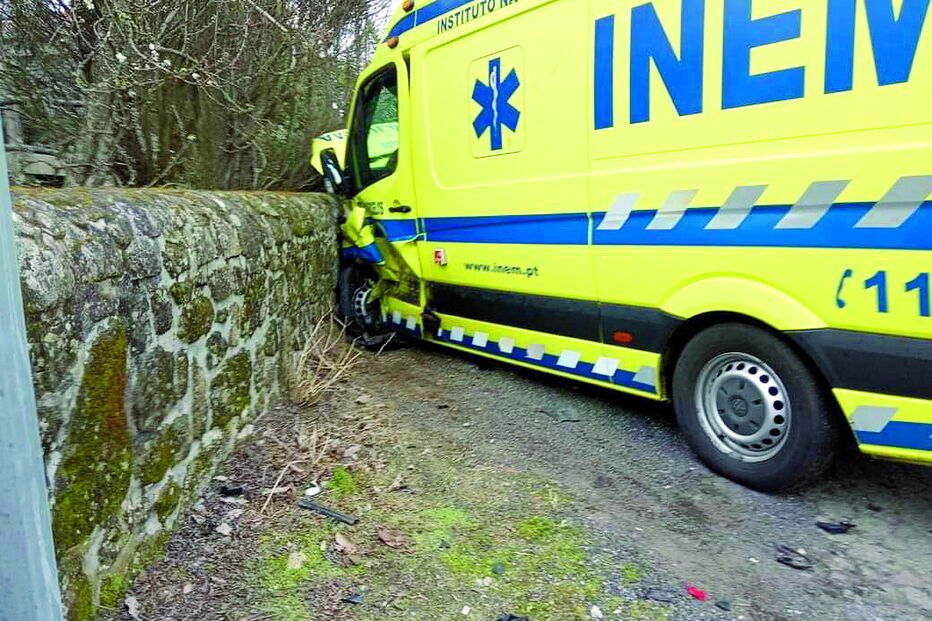 Jovem de 25 anos morre em colisão com ambulância