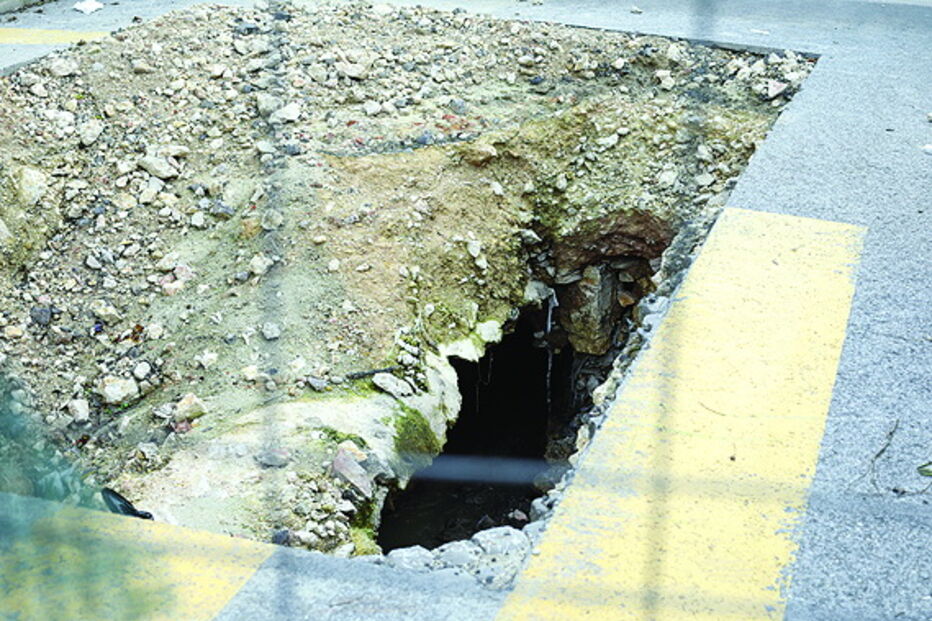 Buraco em rua Maria Pia, entre Alcântara e Campo de Ourique