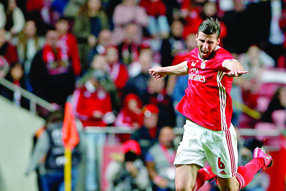 Sequeira, lateral-esquerdo do  Sp. Braga, trava a progressão de Rúben Dias