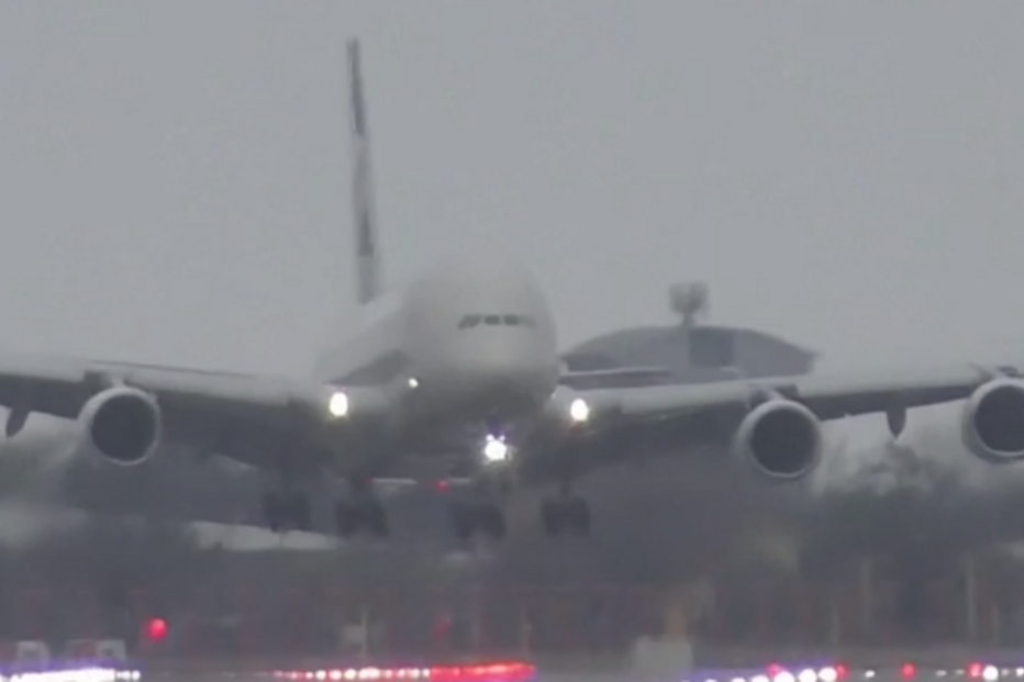 Tempestade no Reino Unido obriga avião a 'aterrar de lado' em Londres