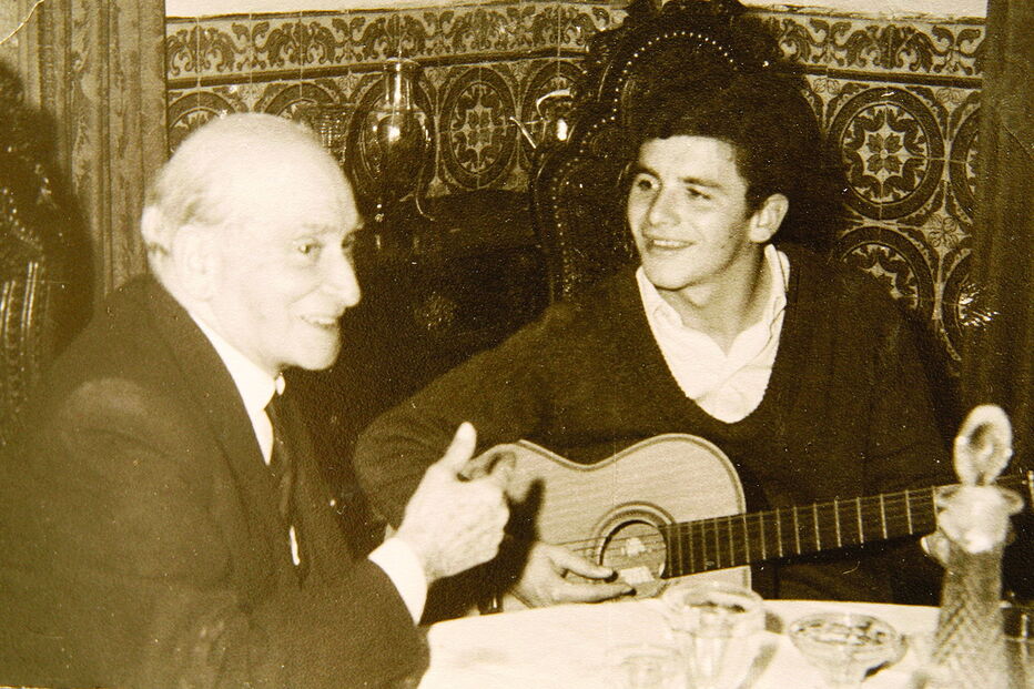 Tozé Martinho, muito jovem, a confraternizar com o avô