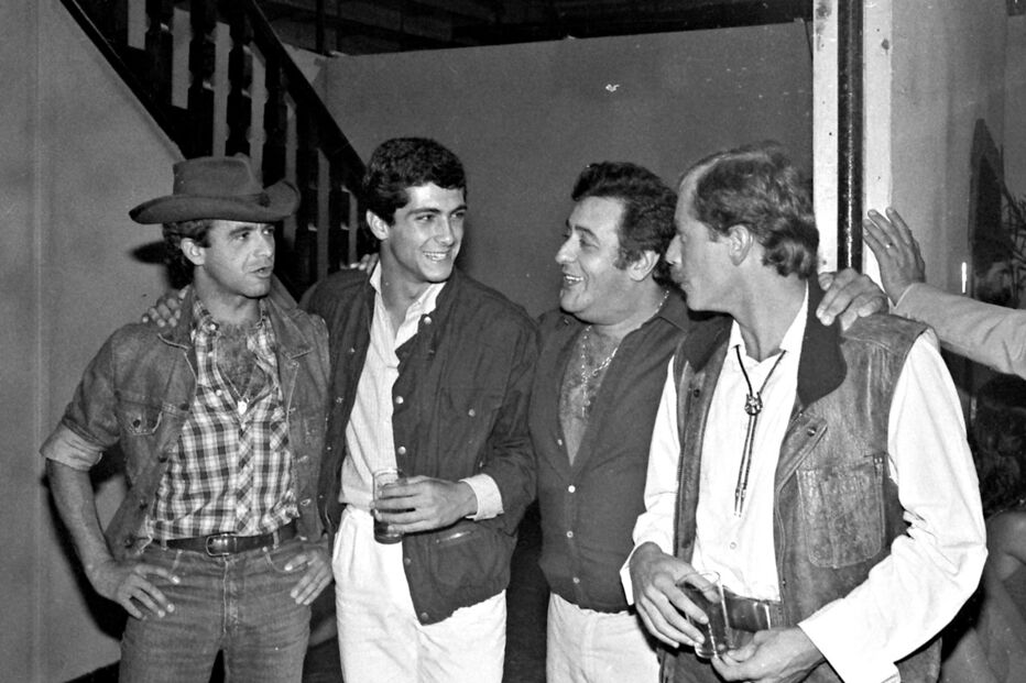 Tozé Martinho estreou-se como ator na novela ‘Vila Faia’, da RTP, em 1982. Na foto, está ao lado de Nuno Homem de Sá, Nicolau Breyner e Luís Esparteiro