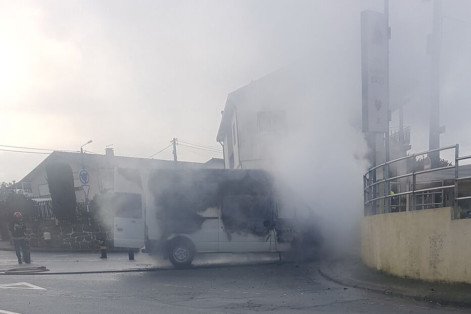 Carrinha consumida pelas chamas em Gondomar