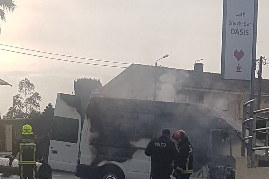 Carrinha consumida pelas chamas em Gondomar